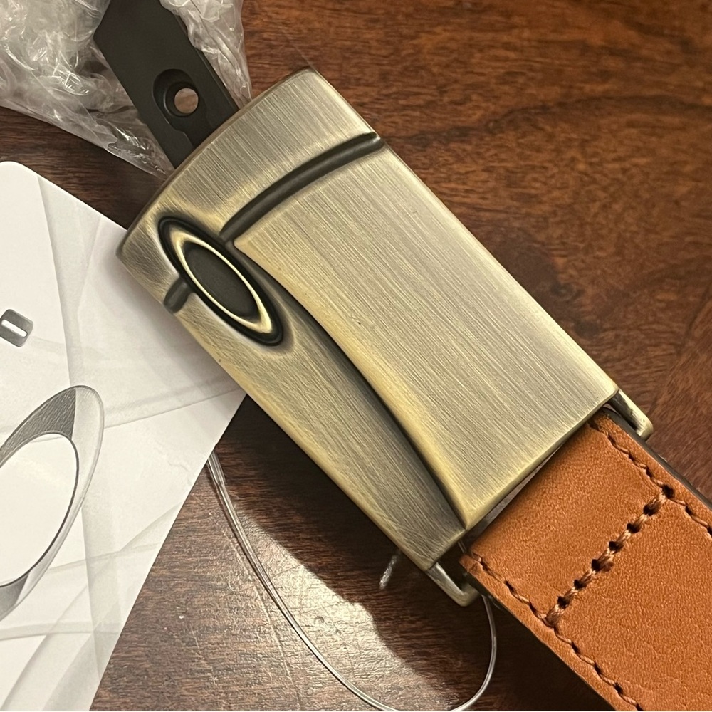 Women’s OAKLEY leather belt size M/L Almond NEW